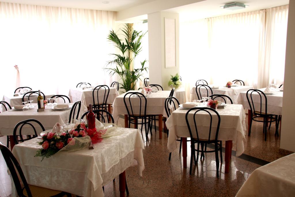 Hotel Astrid Cervia Zewnętrze zdjęcie